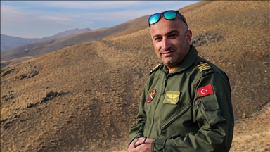 Hakkarili öğretmen pilot, paraşüt tutkunlarına gökyüzünün kapılarını aralıyor