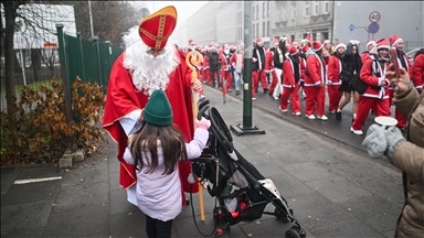 Parada e Ditës së Babagjyshit përçon atmosferë gëzimi në Krakov të Polonisë
