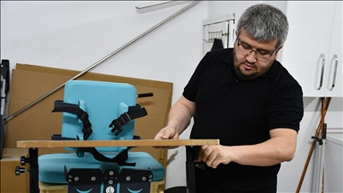 Serebral palsili oğlu için ürettiği ekipmanlar diğer hastalara da umut oldu  