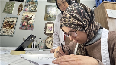 Vajza me shikim të kufizuar vazhdon jetën duke pikturuar