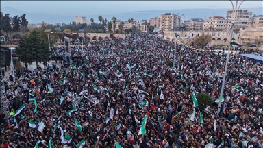 Сиријците ја одбележаа годишнината од падот на режимот на Асад со масовен собир во Хама