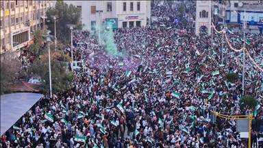 Sirianët festojnë përvjetorin e rënies së regjimit të Assadit me një tubim masiv në Hama