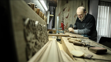 Gjyshi vazhdon profesionin e gdhendjes në dru që të mos zhduket tradita familjare