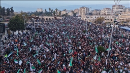 Сиријците ја одбележаа годишнината од падот на режимот на Асад со масовен собир во Хама