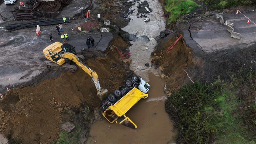 Li Sariyerê ji ber ku rê hilweşiya, pîqap û kamyonetek ketin çem
