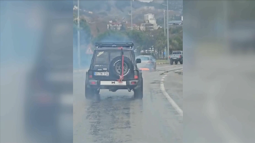 Seyir halindeki otomobilinin alev aldığını offroad kulübü üyelerinin uyarısıyla fark etti