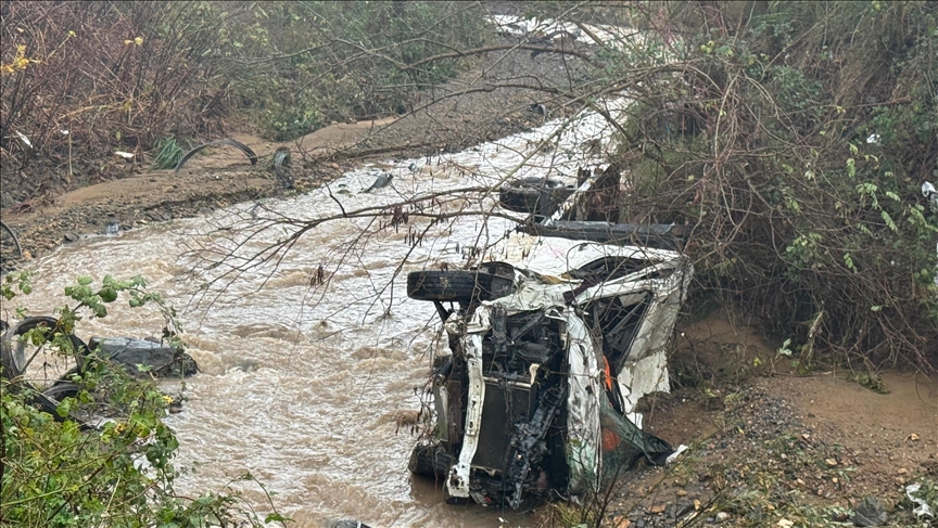 Sarıyer'de yolun çökmesi sonucu pikap ile kamyonet dereye düştü