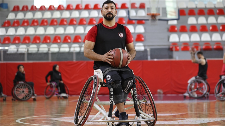 Pasi humbi këmbën e majtë nga një minë tokësore  sportisti rikthehet në këmbë me anë të basketbollit