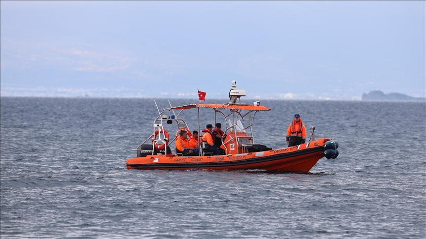   Au moins 17 migrants retrouvés morts dans un canot à moitié immergé au large de la Crète, en Grèce