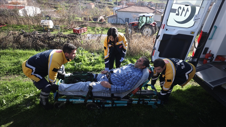 Sağlık ekipleri hayat kurtarmak için zorlu şartlarda saniyelerle yarışıyor