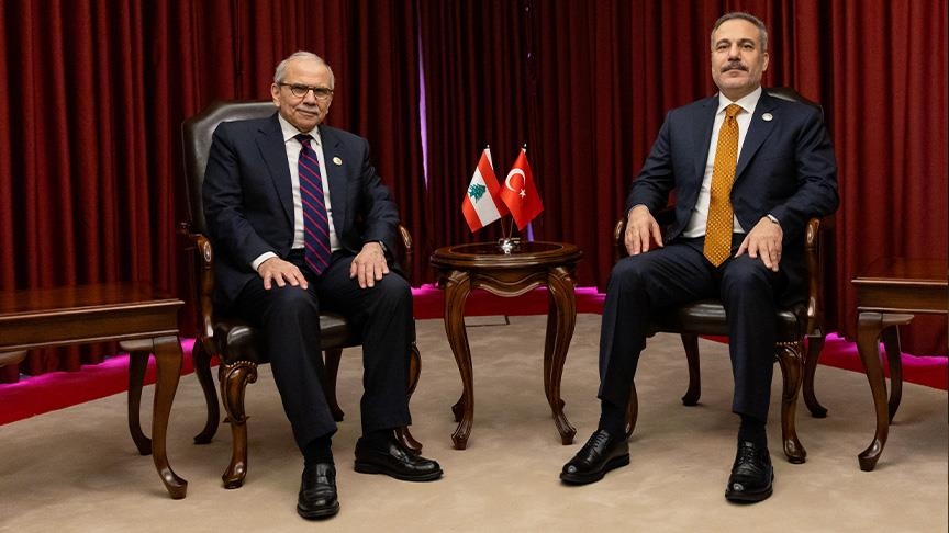 وزير الخارجية التركي يلتقي رئيس الوزراء اللبناني في الدوحة