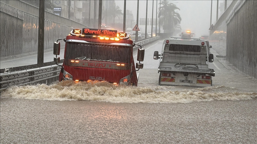Alanya\'da sağanak nedeniyle iş yerlerini su bastı, araçlarda mahsur kalanlar kurtarıldı