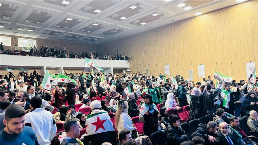 إسطنبول.. مئات السوريين يحيون ذكرى سقوط نظام الأسد وانتصار الثورة