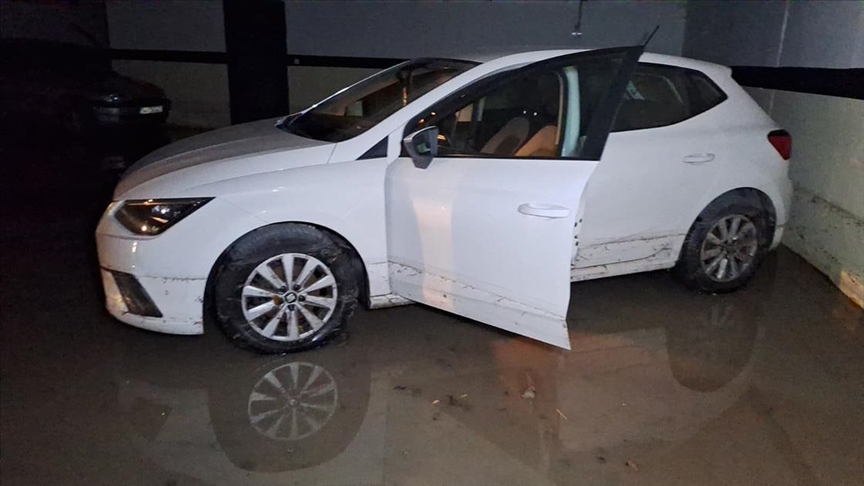 Küçükçekmece\'de yağış nedeniyle su basan sitenin otoparkında 7 araç zarar gördü