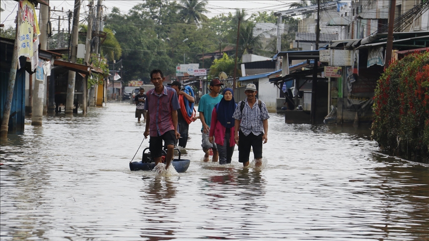 Endonezya'da şiddetli yağışların yol açtığı afetlerde ölenlerin sayısı 900'ü aştı 