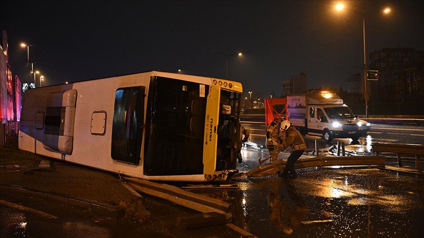 Çekmeköy'de İETT'ye bağlı özel halk otobüsü devrildi