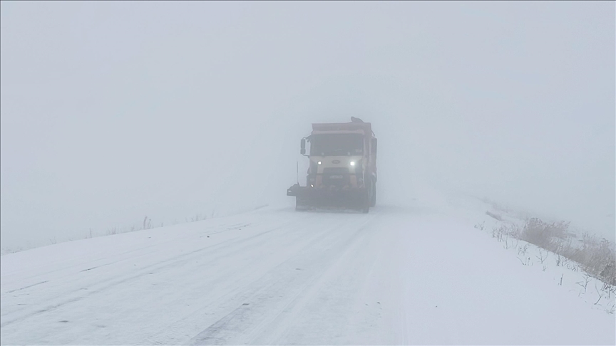 Kars-Göle kara yolunda kar ve sis ulaşımı olumsuz etkiliyor