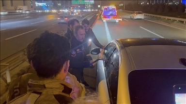 TEM Otoyolu'nda uyuyakalan sürücüye ulaşmak için aracın camını baltayla kırdılar