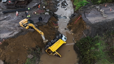 Li Sariyerê ji ber ku rê hilweşiya, pîqap û kamyonetek ketin çem