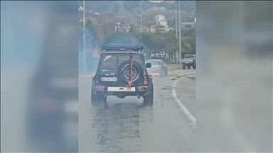 Seyir halindeki otomobilinin alev aldığını offroad kulübü üyelerinin uyarısıyla fark etti