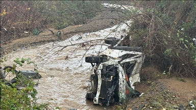 Sarıyer'de yolun çökmesi sonucu pikap ile kamyonet dereye düştü