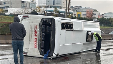 Maltepe'de havalimanı çalışanlarını taşıyan servis minibüsü devrildi, 7 kişi yaralandı