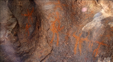 Kayseri'de Neolitik Çağ'a ait olduğu değerlendirilen  insan figürlü kaya resimleri keşfedildi