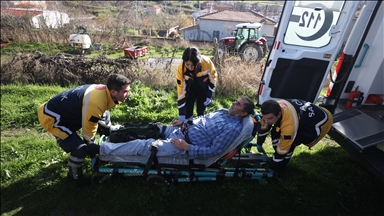 Sağlık ekipleri hayat kurtarmak için zorlu şartlarda saniyelerle yarışıyor