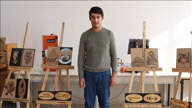 Otizmli Erdem, ahşap yakma sanatıyla yeteneğini görünür kıldı