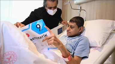 Lösemili öğrenci, hastane odasında yılmadan hazırlandığı LGS maratonundan zaferle çıktı