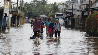 Endonezya'da şiddetli yağışların yol açtığı afetlerde ölenlerin sayısı 900'ü aştı 