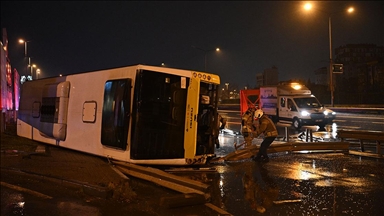 Çekmeköy'de İETT'ye bağlı özel halk otobüsü devrildi