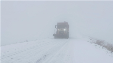 Kars-Göle kara yolunda kar ve sis ulaşımı olumsuz etkiliyor