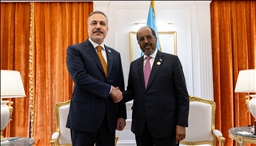 Forum de Doha 2025: le chef de la diplomatie turque Hakan Fidan rencontre le président somalien 
