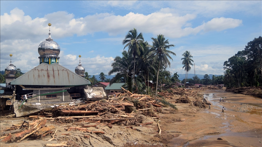 Përmbytjet kanë lënë rreth 1 200 të vdekur dhe të zhdukur në Indonezi