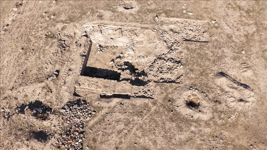 Van'daki Körzüt Kalesi'nde "giriş yolu" ortaya çıkarıldı