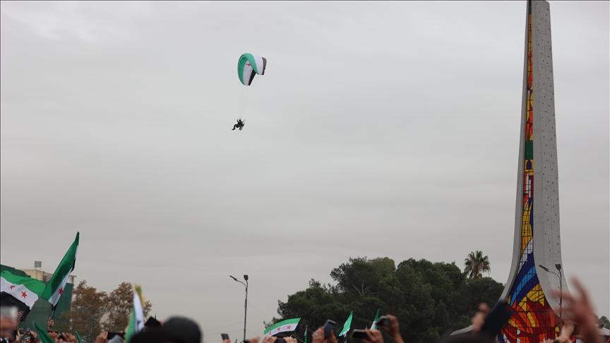 Siria celebra el primer aniversario de la revolución que derrocó 61 años de régimen ba’zista 