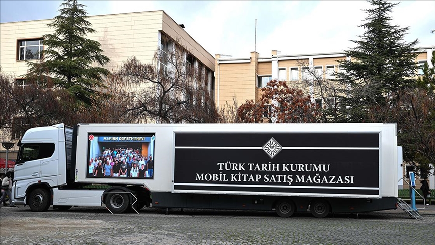 TTK'nın mobil kitap satış mağazası, Ankara'daki üniversite kampüslerinde öğrencilere kapılarını açtı