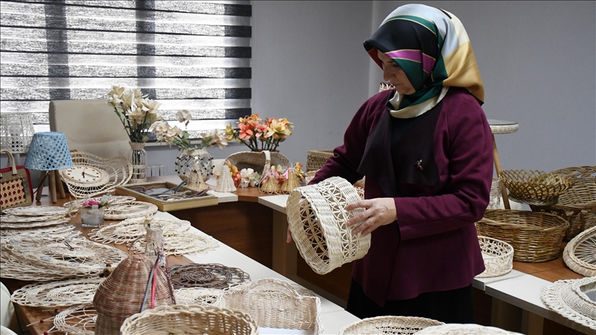 Anneannesinden öğrendiği hasır dokuma sanatını geleceğe aktarıyor