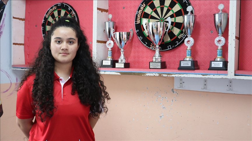 Milli dartçı Zehra Gemi, İngiltere'de altın madalya kazandı 