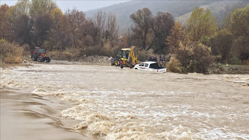 خێزانێک کە لە چەمی باکرمان لە ناو ئاودا گیریان خواردبوو ڕزگار کران