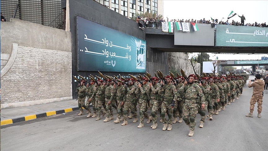 Низ неколку сириски покраини организирани воени паради по повод првата годишнина од падот на Асад