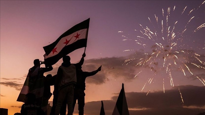 عام على انتصار الثورة.. هكذا طوى السوريون صفحة الأسد (تقرير)