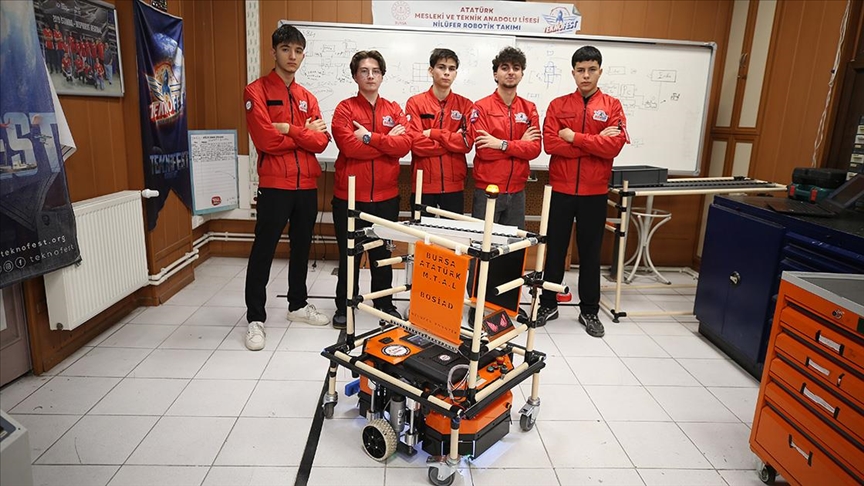 Bursa'da liselilerin geliştirdiği otonom robot "Vektör" sanayide iş yükünü hafifletecek