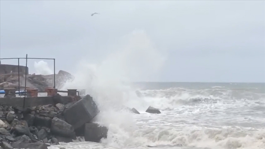 Düzce'de kuvvetli rüzgar nedeniyle dalga boyu yükseldi