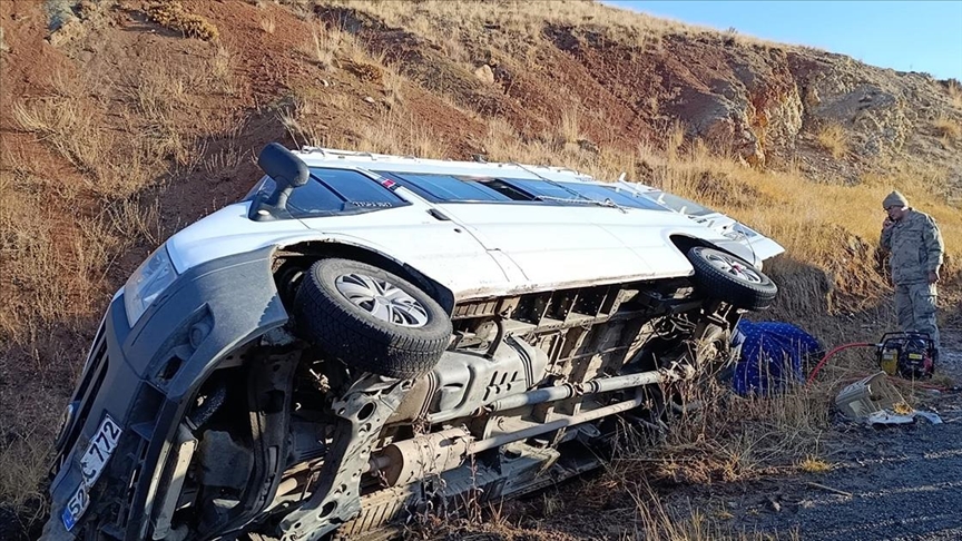 Erzurum\'da öğretmenleri taşıyan servis minibüsü devrildi, 1\'i çocuk 7 kişi yaralandı