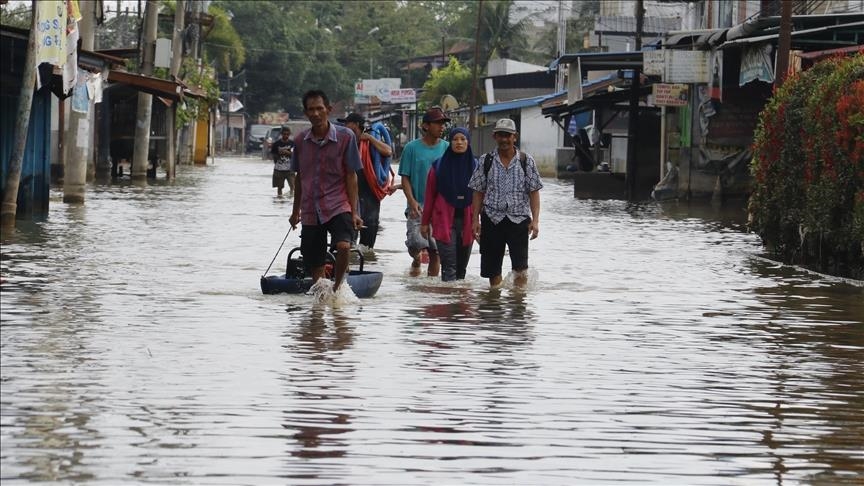 Floods leave nearly 1,200 dead, missing in Indonesia