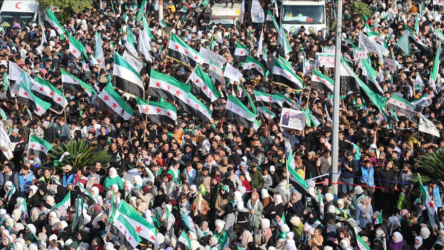 أهالي حلب يجوبون الشوارع احتفالا بذكرى إسقاط نظام الأسد