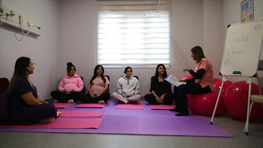 Hatay'da anne adayları doğum korkularını gebe okulundaki eğitimlerle aşıyor