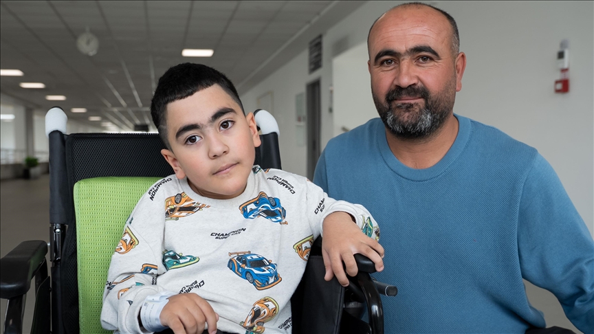 Serebral palsili 7 yaşındaki Hüseyin, okuma yazmayı hastane sınıfında öğrendi